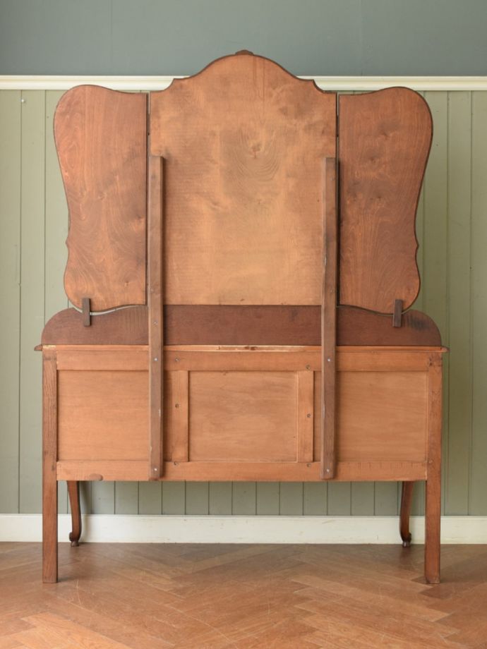 ドレッサーの後ろ姿