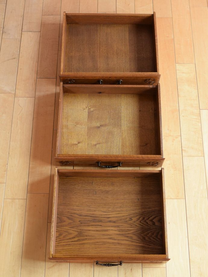 チェストの引き出しの中