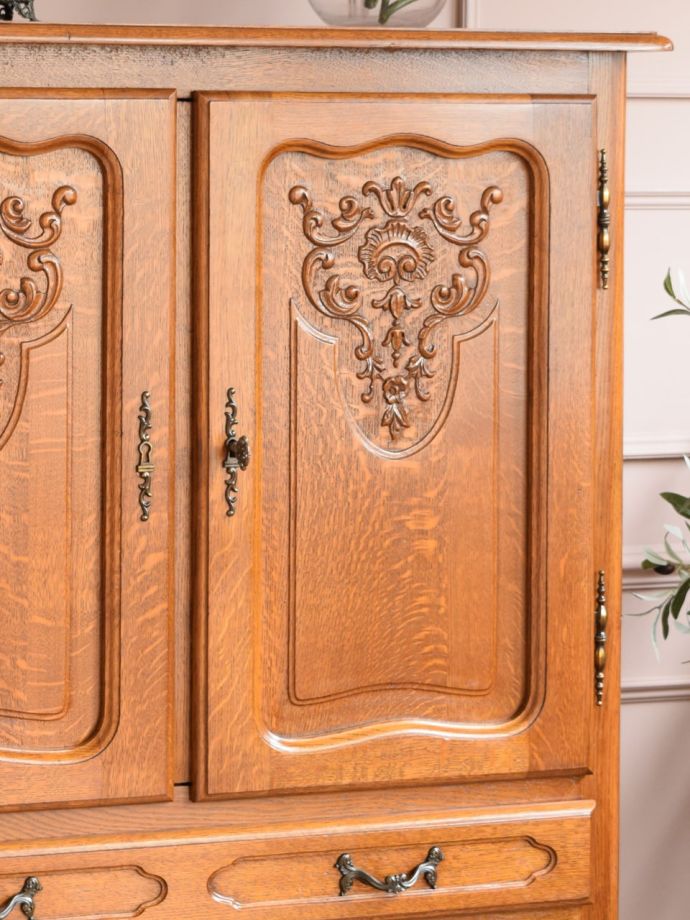 フランスのアンティークらしい美しい彫