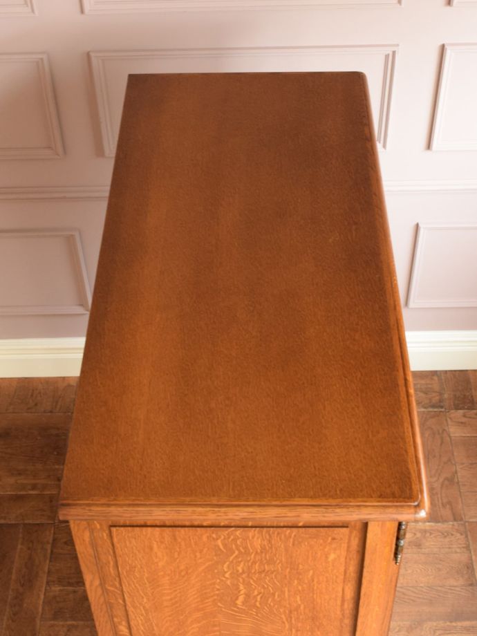 アンティークのサイドボードの天板