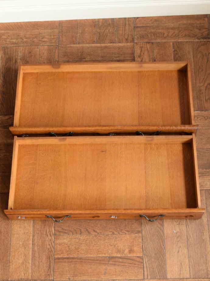 サイドボードの引き出しの中