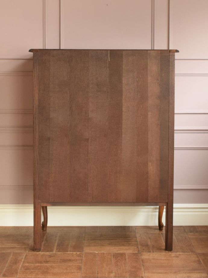 サイドボードの後ろ姿