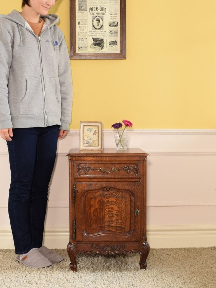 フランスの優雅なサイドキャビネット