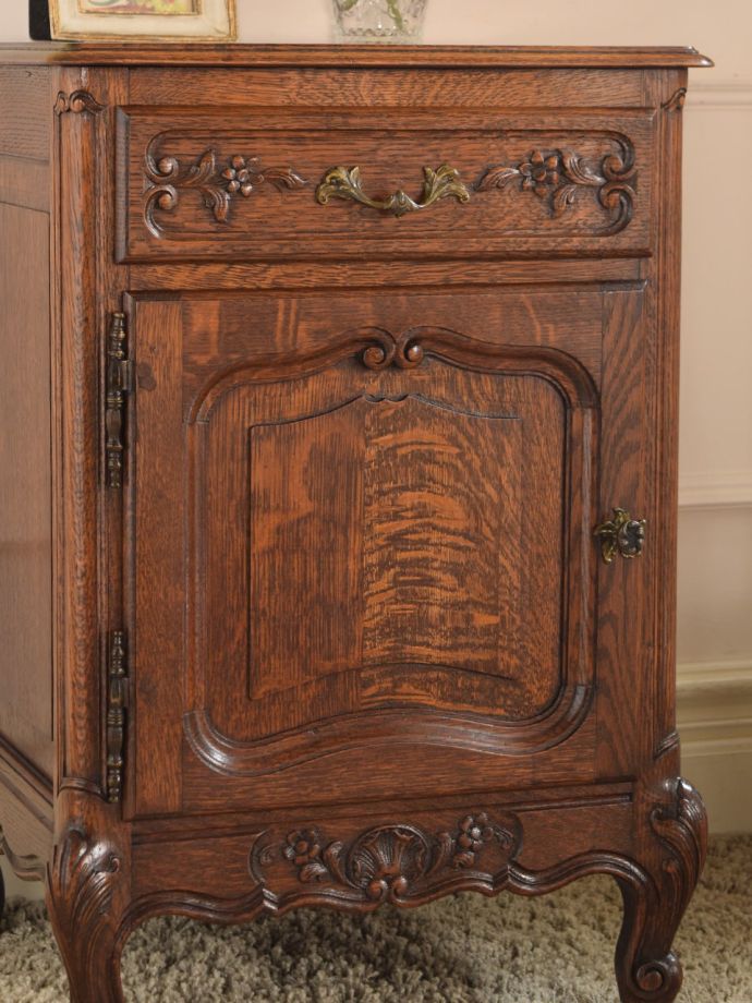 フランスのアンティークらしい美しい彫