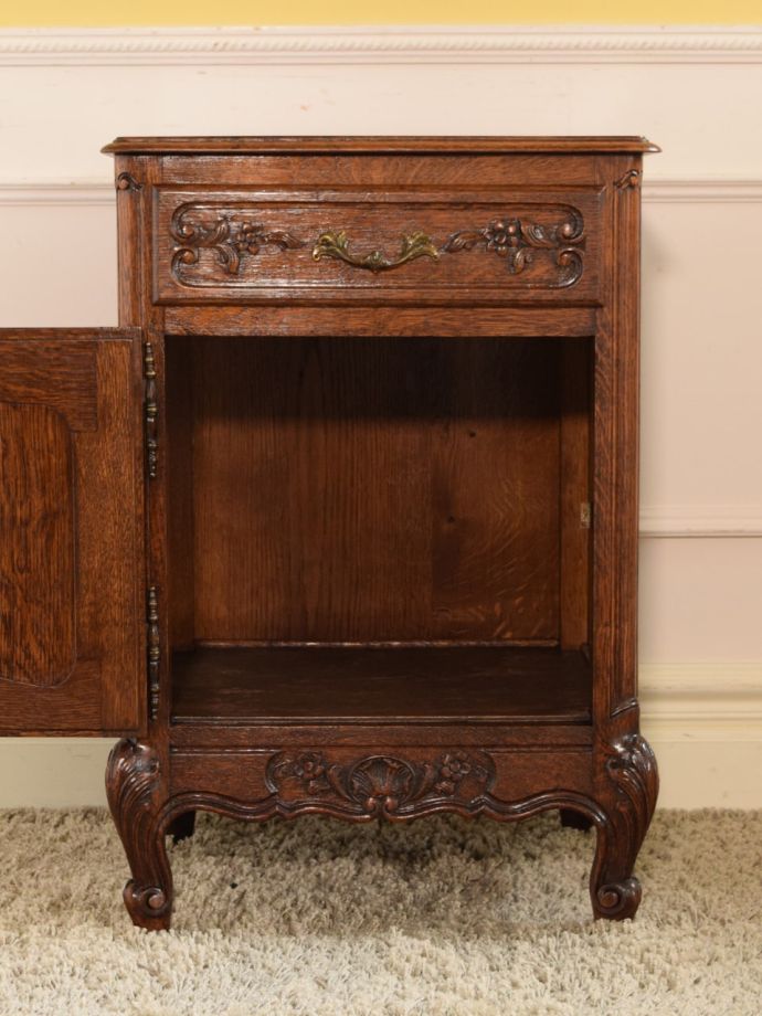 アンティークのサイドキャビネットの扉の中