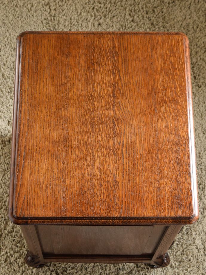 アンティークのサイドキャビネットの天板