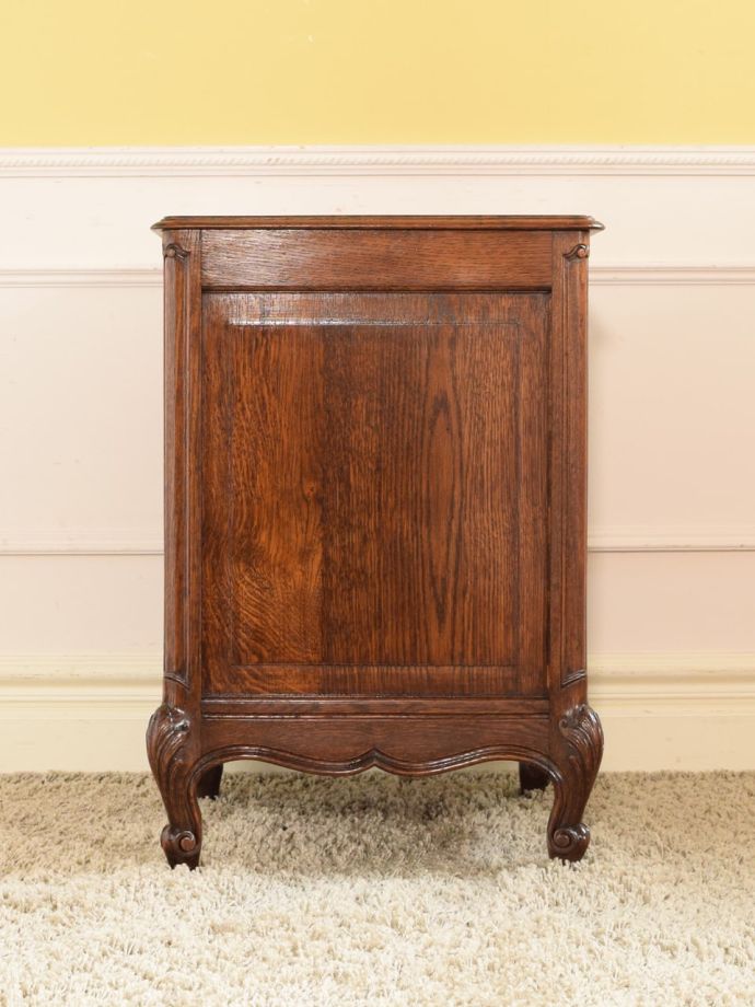 サイドキャビネットの後ろ姿