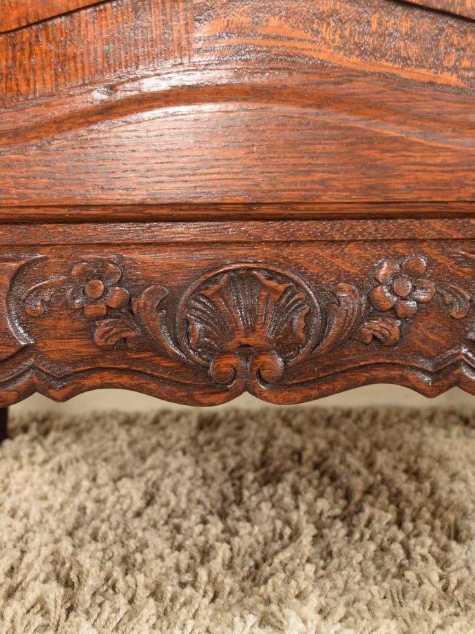 アンティーク家具の装飾