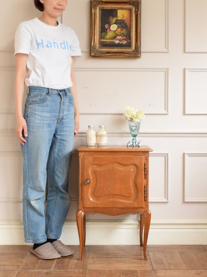 フランスの優雅なサイドキャビネット