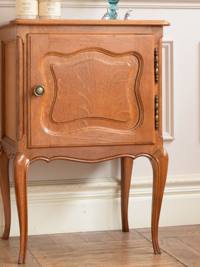 フランスのアンティークらしい美しい彫