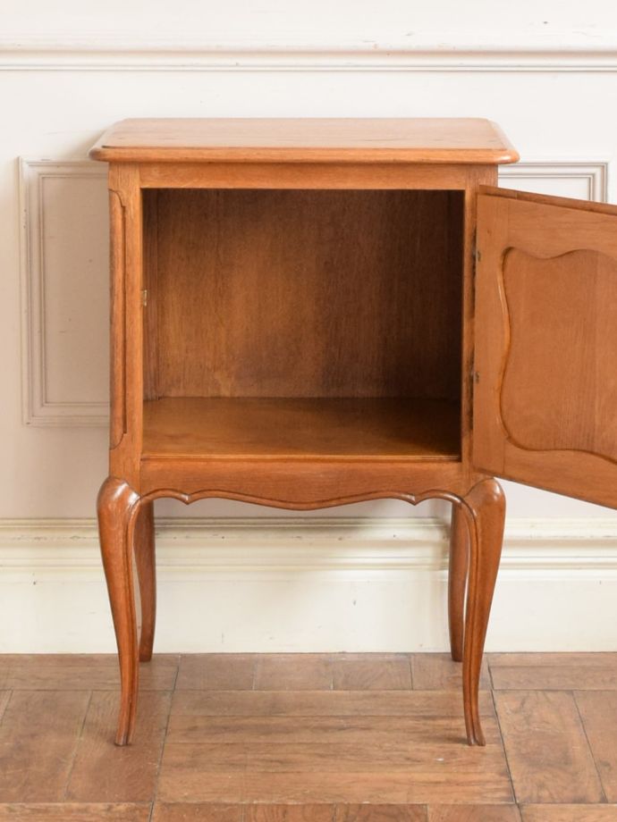 アンティークのサイドキャビネットの扉の中