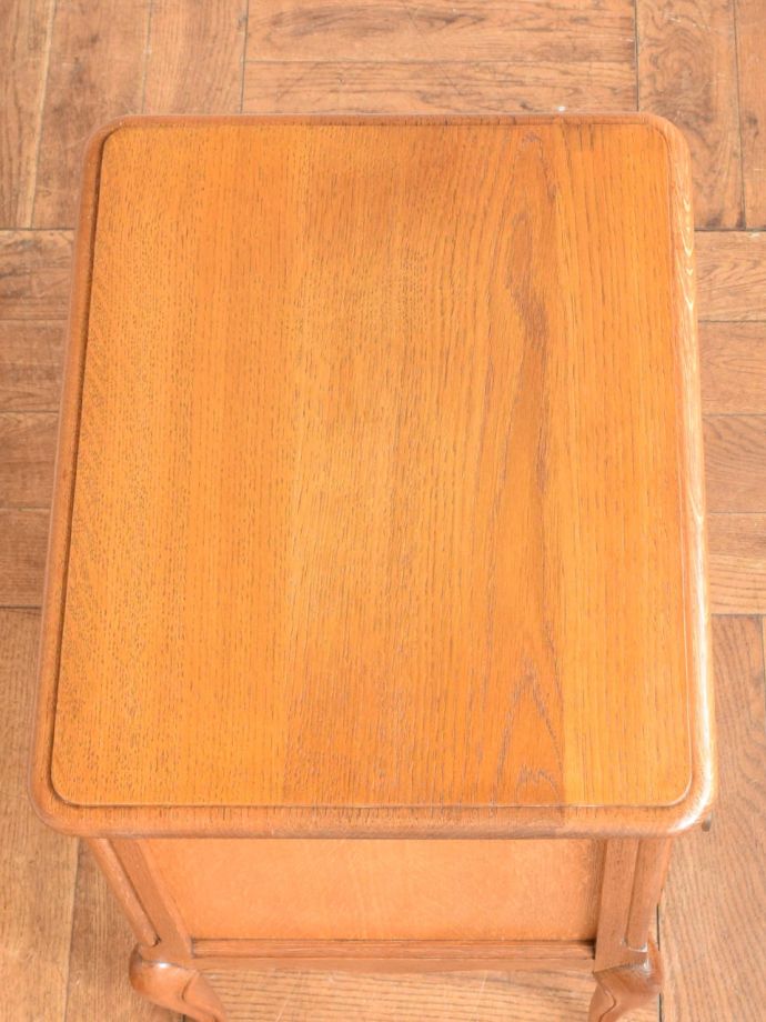 アンティークのサイドキャビネットの天板