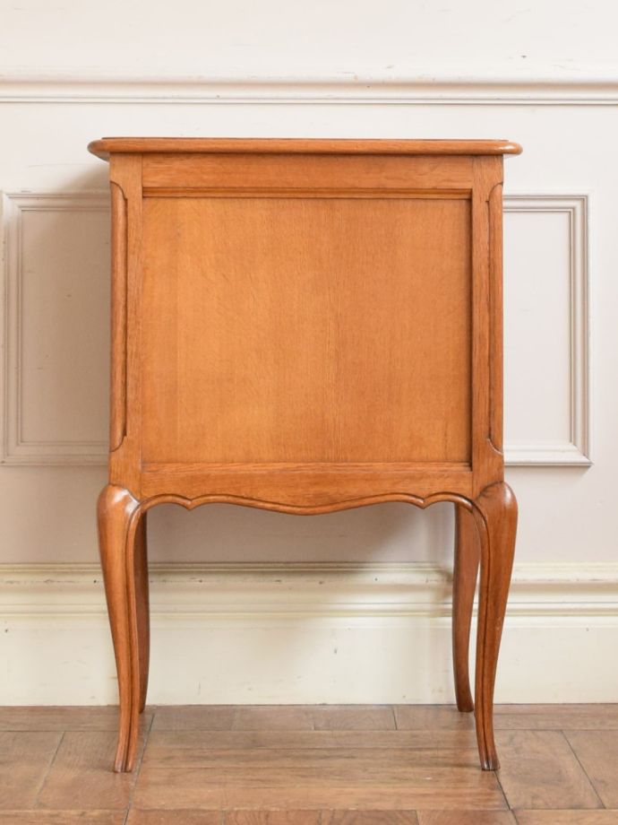 サイドキャビネットの後ろ姿