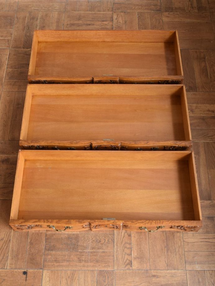 アンティークチェストの引き出しの中