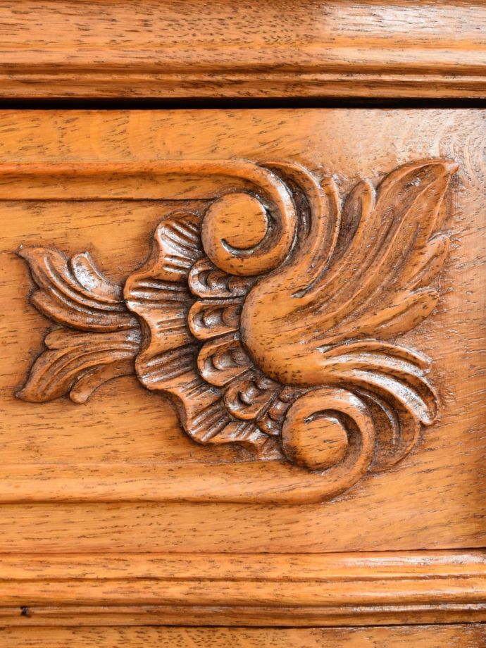 フランスらしい彫