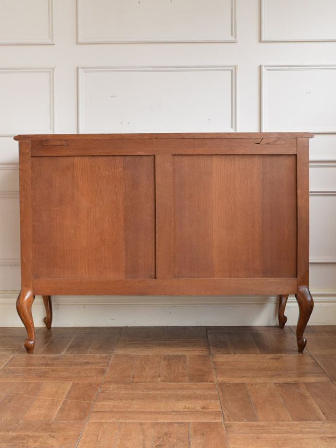 チェストの後ろ姿