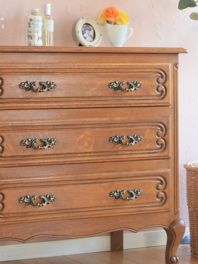 フランスの家具らしい美しいフォルム