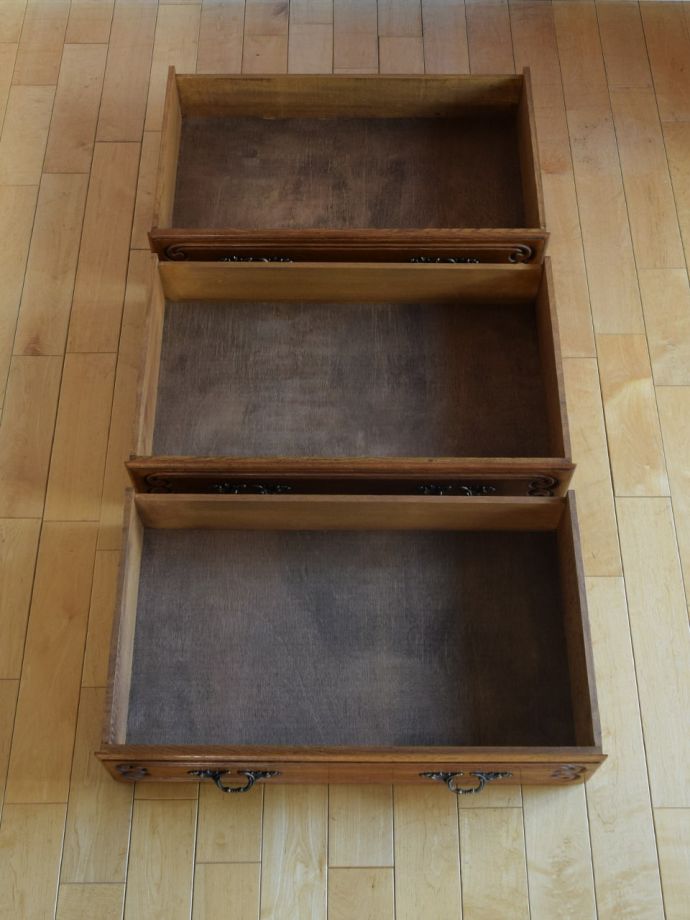 アンティークチェストの引き出しの中