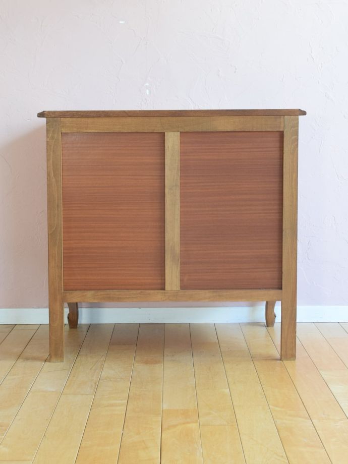 チェストの後ろ姿