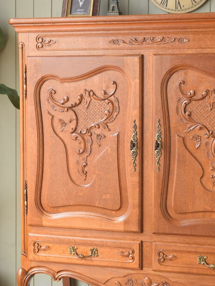 フランスのアンティークらしい美しい彫