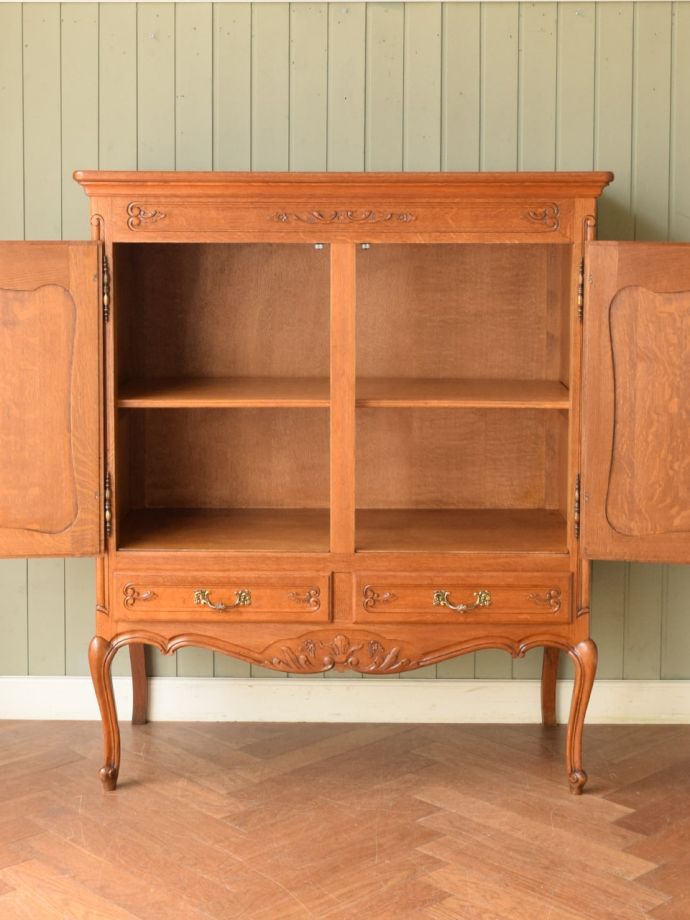 アンティークのサイドボードの扉の中