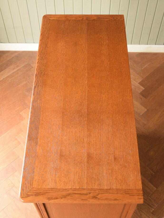 アンティークのサイドボードの天板