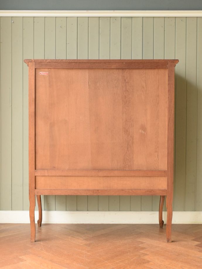 サイドボードの後ろ姿