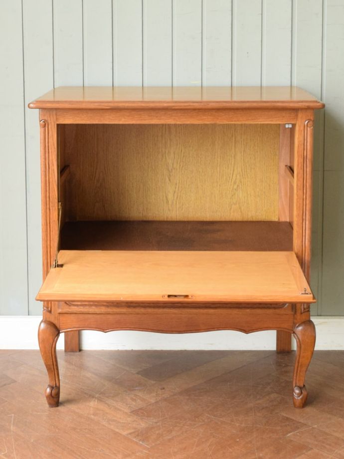 アンティークのサイドボードの扉の中