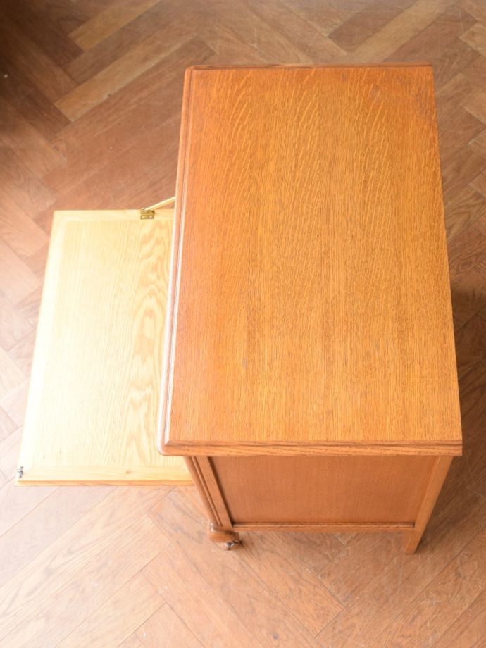 アンティークのサイドボードの天板