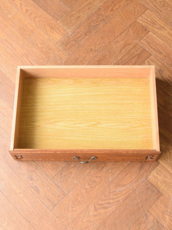 サイドボードの引き出しの中