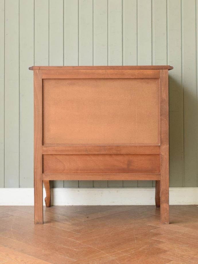 サイドボードの後ろ姿