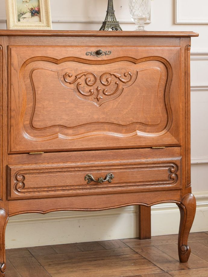 フランスのアンティークらしい美しい彫