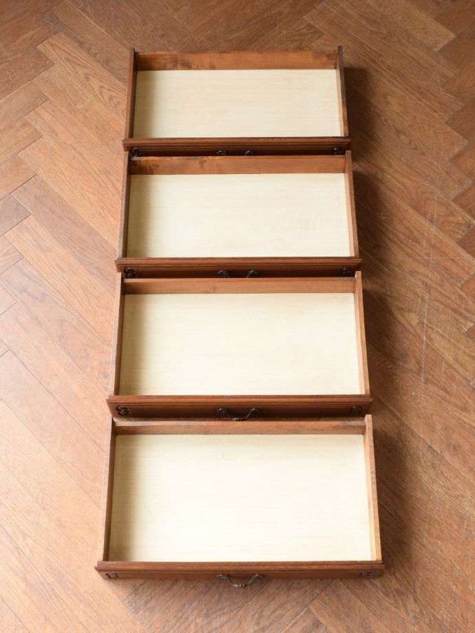 アンティークチェストの引き出しの中