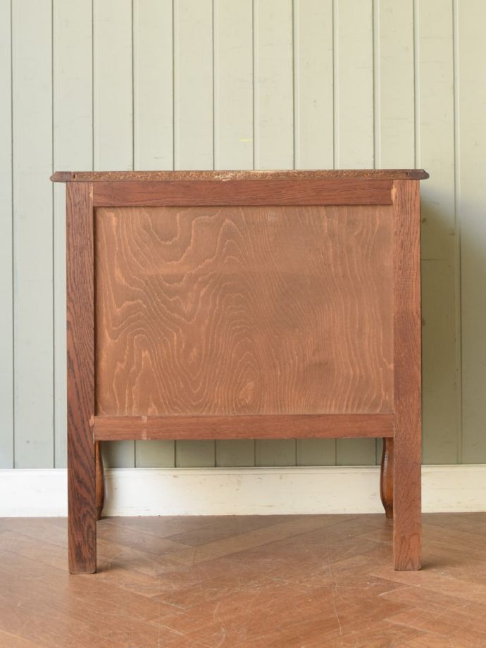 チェストの後ろ姿