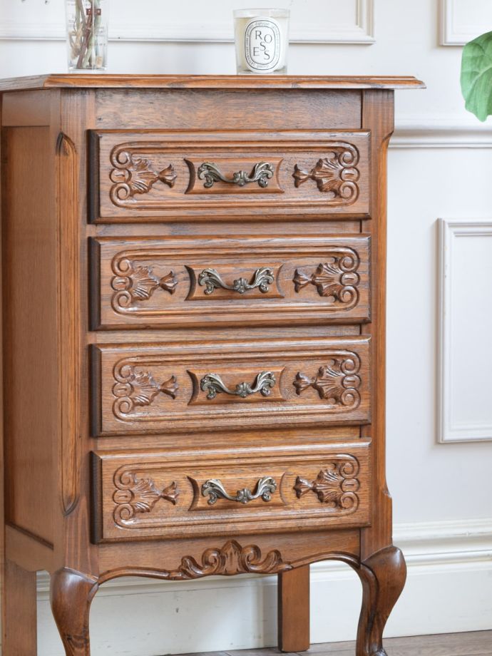 フランスの家具らしい美しいフォルム