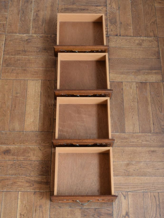 アンティークチェストの引き出しの中