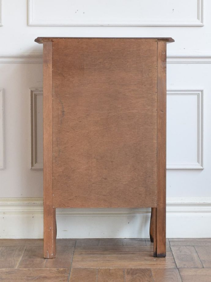 チェストの後ろ姿