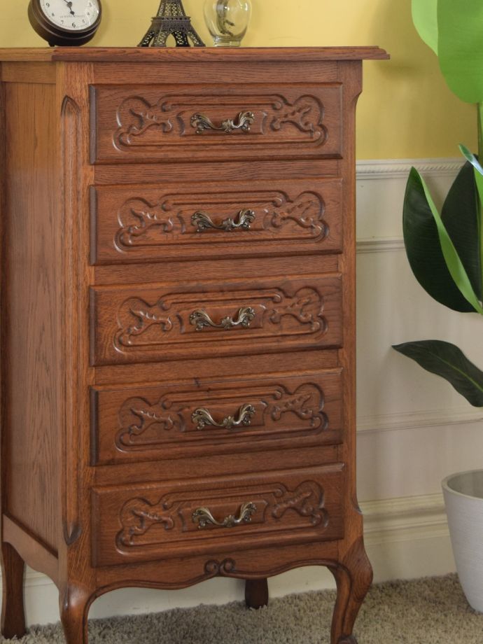 フランスの家具らしい美しいフォルム