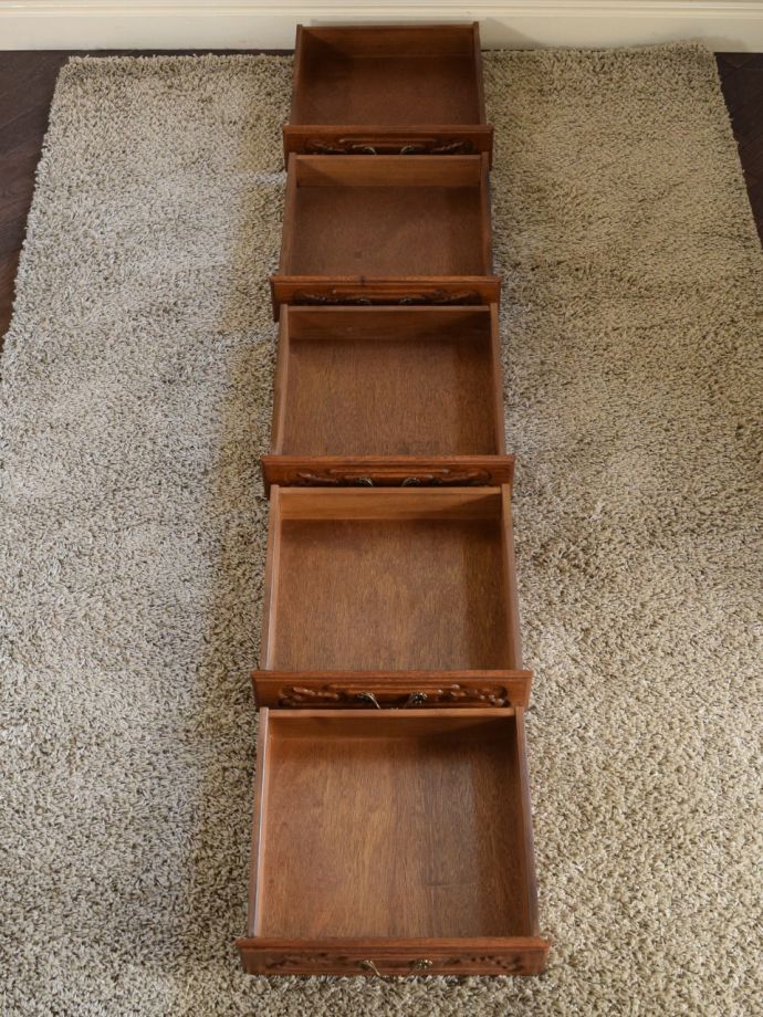 アンティークチェストの引き出しの中