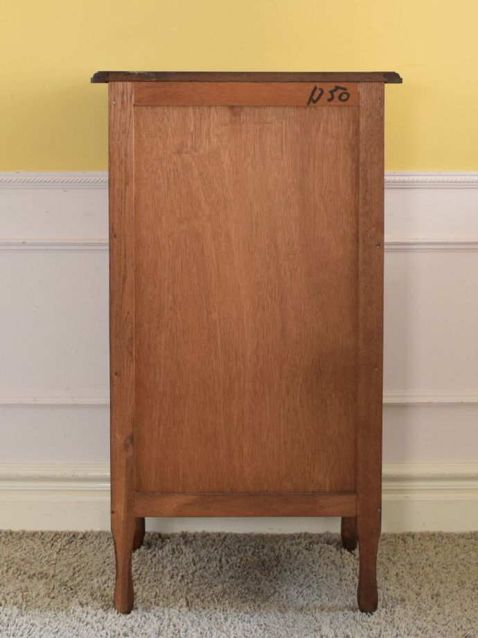 チェストの後ろ姿