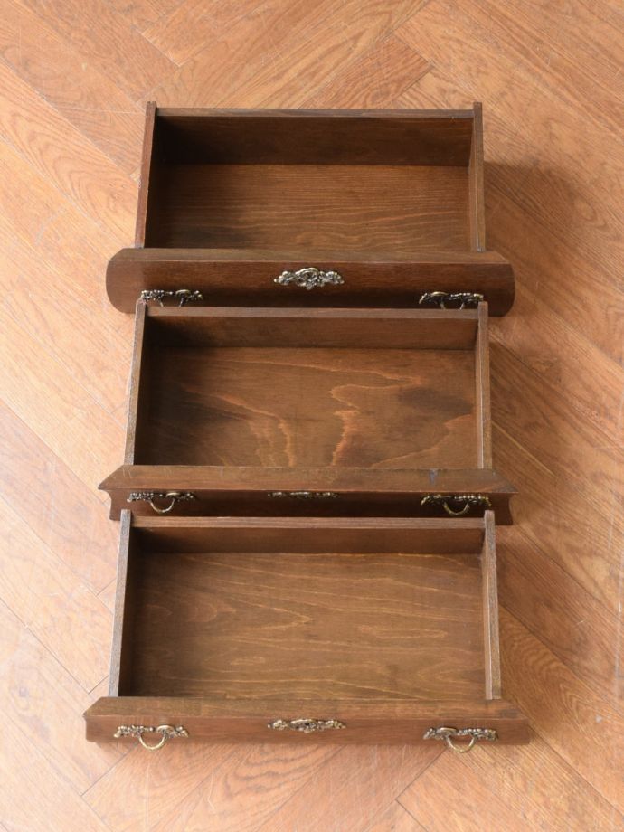 フランスのチェストの引き出しの中