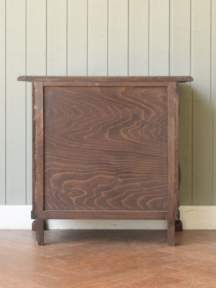 チェストの後ろ姿