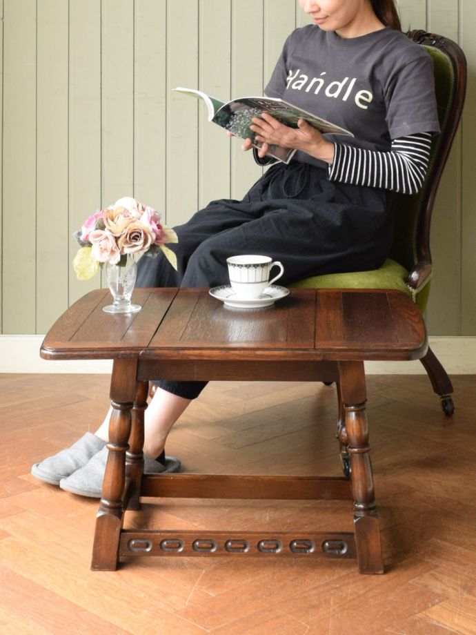 アンティークの折り畳み式テーブル