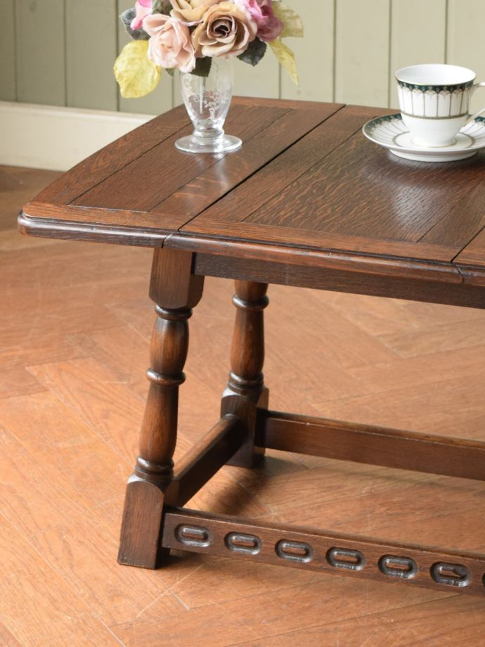 伸長式のおしゃれなアンティークテーブル