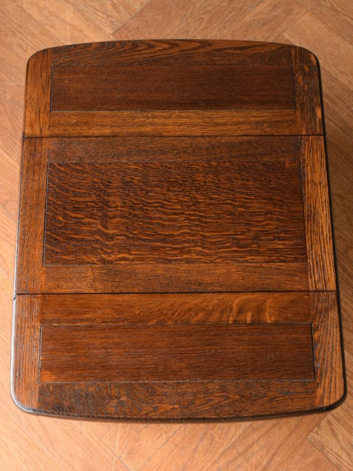 天板を広げた折り畳みテーブル