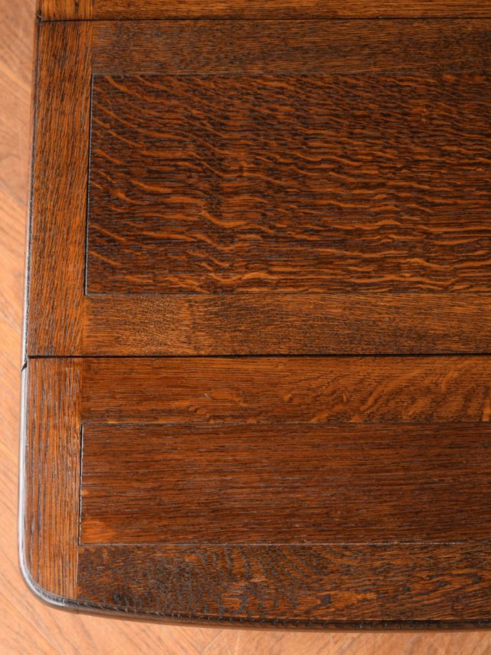 アンティークテーブルらしい木目