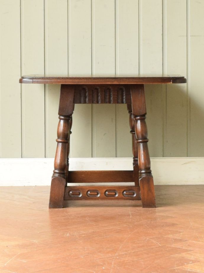 両足を広げた折り畳み式テーブル