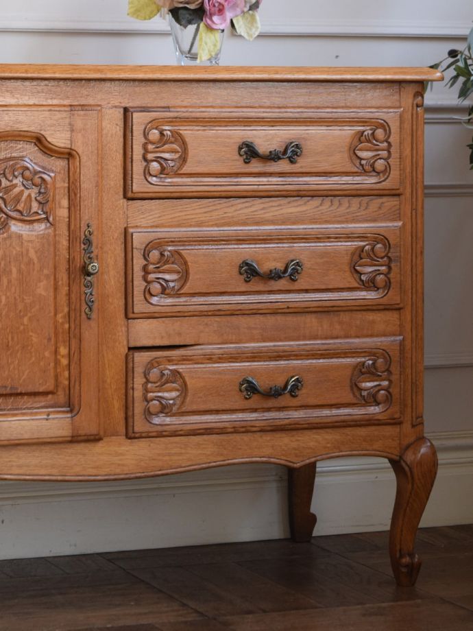 フランスのアンティークらしい美しい彫