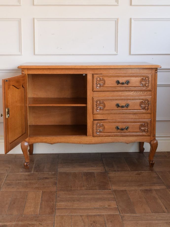 アンティークのサイドボードの扉の中