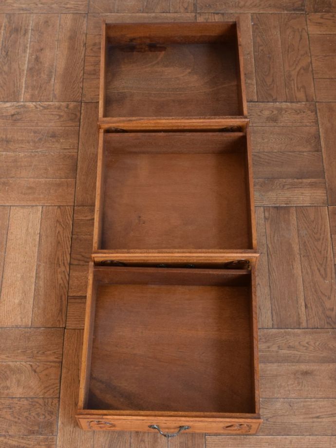 サイドボードの引き出しの中